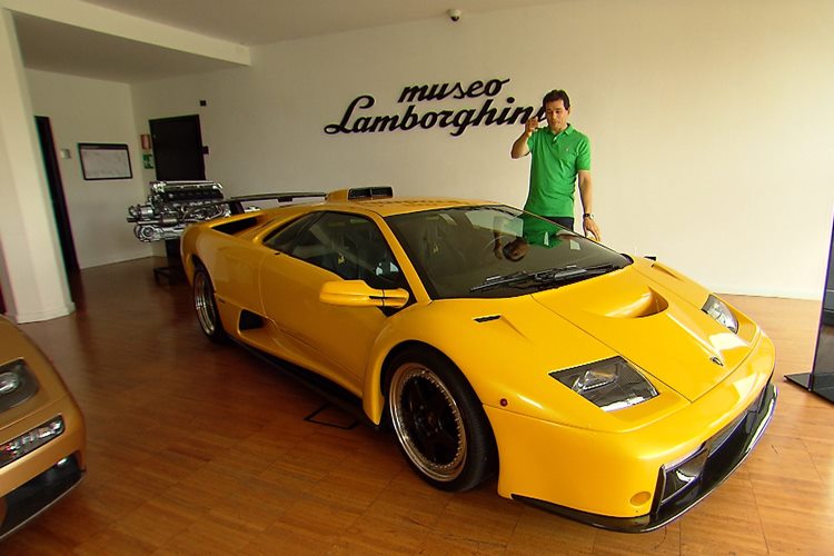 Celso Portiolli visita o Museu da Lamborghini e faz test drive a mais de 200km por hora