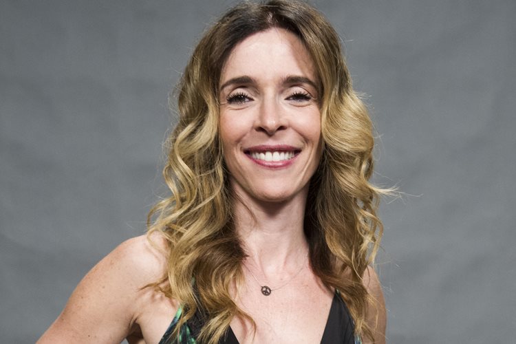 Dada como morta, Kiki é mulher de Zé Maria e aprisiona Romero