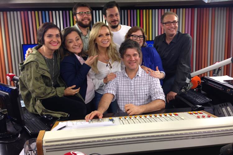 Eliana dribla o trânsito e chega de mototáxi em entrevista em rádio