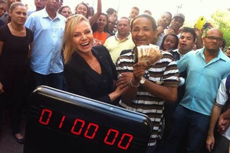 Eliana distribui dinheiro nas ruas de São Paulo