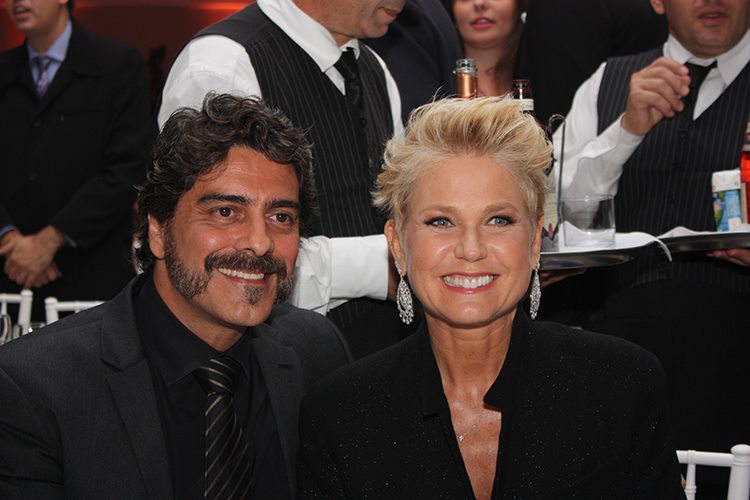Xuxa é homenageada em jantar solidário da Rede Record