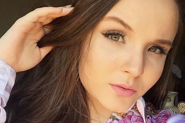 Larissa Manoela nega romance com filho do cantor Leonardo