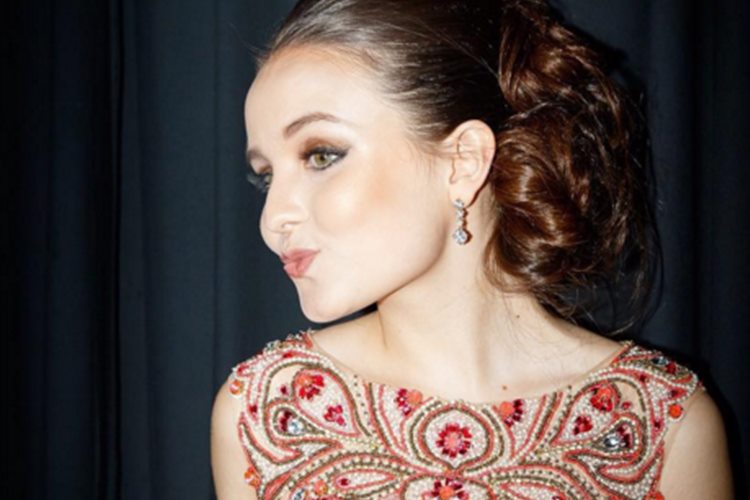 Larissa Manoela ganha prêmio de melhor atriz