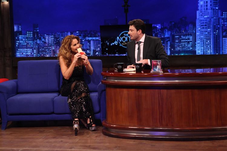 Lucero prova paletas pela primeira vez no ‘The Noite’ e revela que elas não existem no México