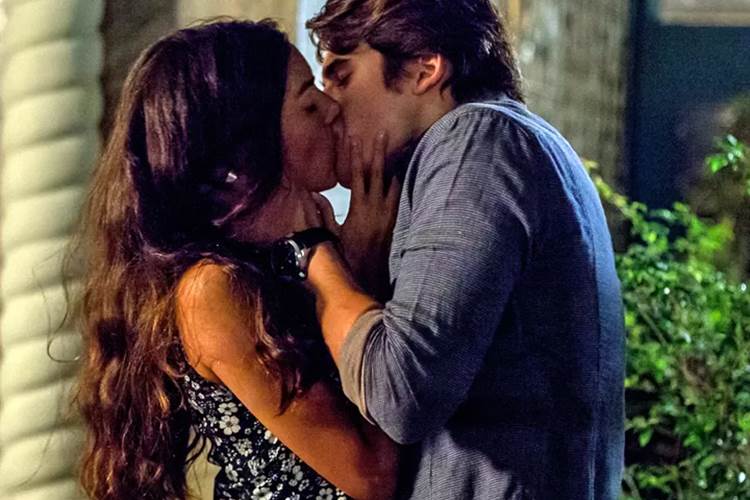 Rodrigo se declara para Luciana e rouba um beijo