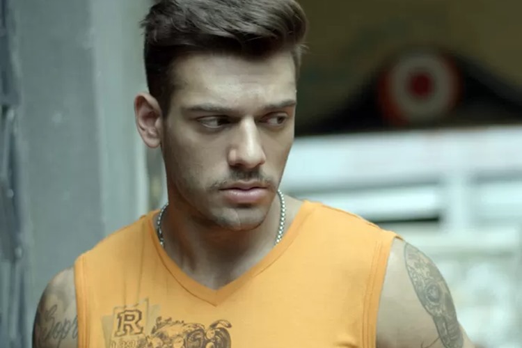 Uodson recebe proposta de gatas no hostel