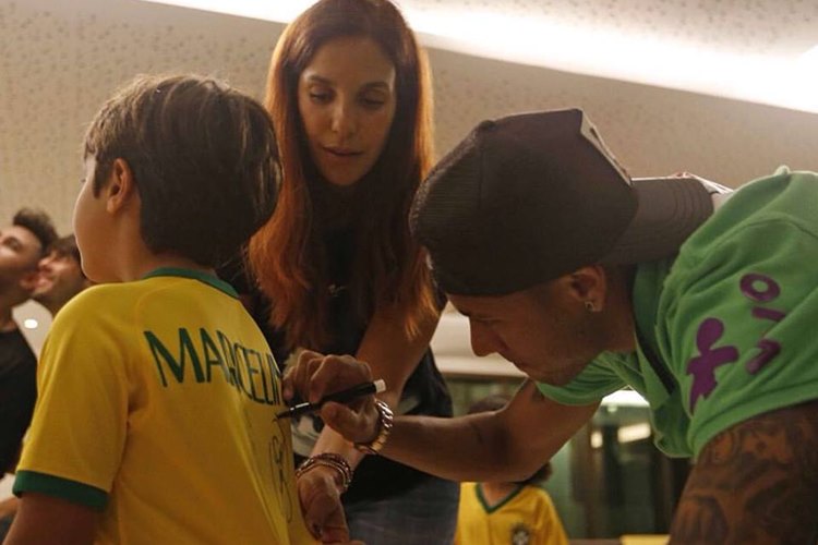 Neymar autografa camisa da seleção para filho de Ivete Sangalo