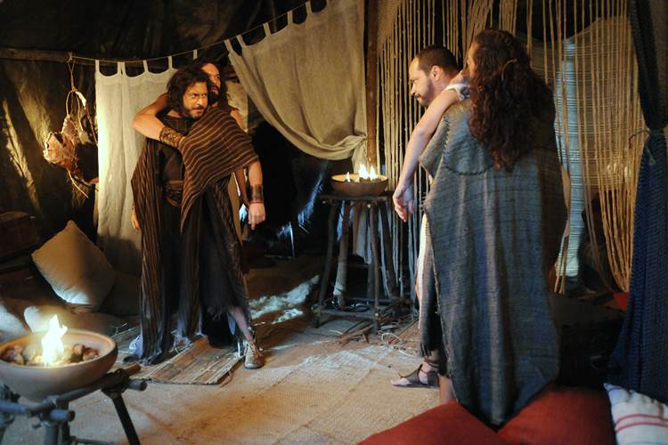 Os Dez Mandamentos - Datã agride Apuki Munir Chatack /Record