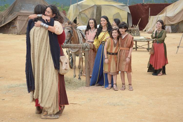 Os Dez Mandamentos - Moises reencontra com Zipora e os filhos no deserto Michel Ângelo /Record