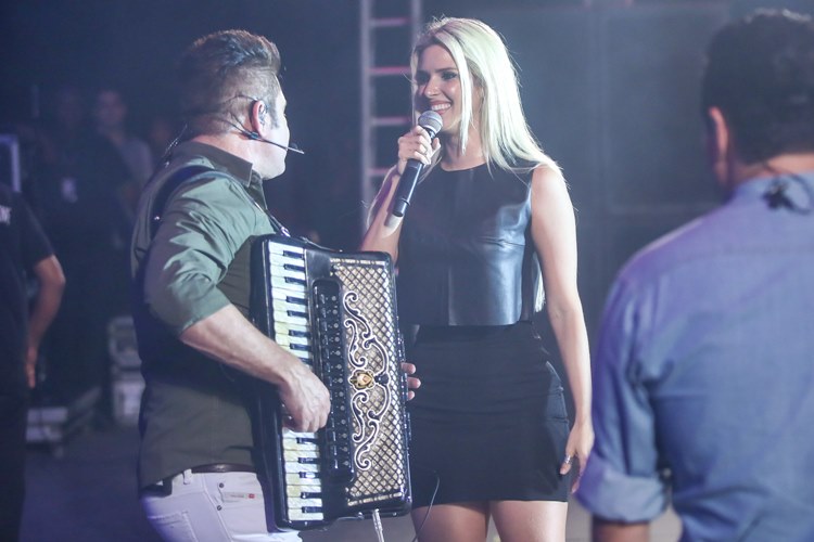 Ao lado de Chimbinha, nova vocalista do Calypso participa de show de Bruno e Marrone