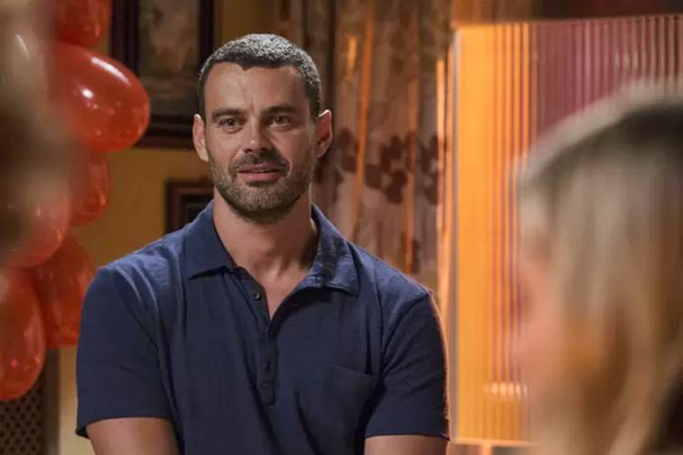 César comete gafe e faz revelação no aniversário de Domingas