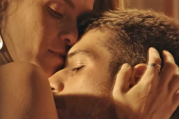 Lara e Dante vão para a cama