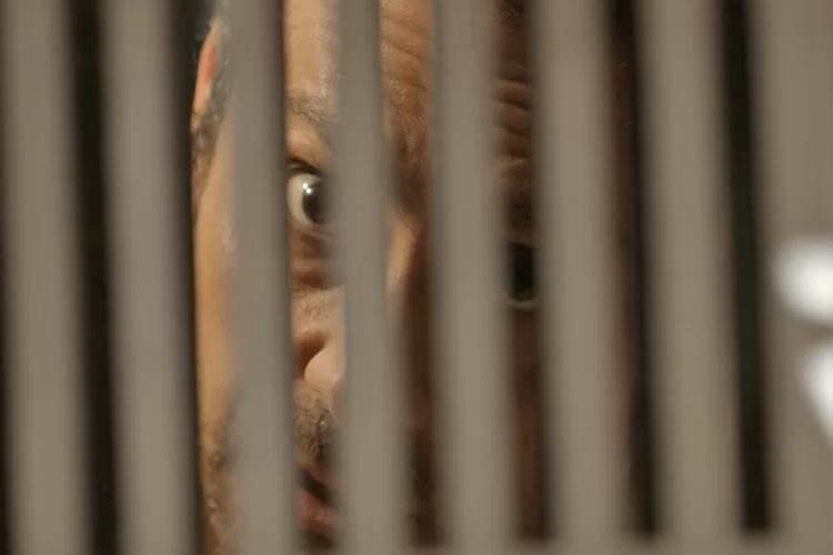 Romero usa filha de Kiki para tentar fugir