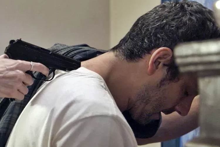 Romero é pego escapando