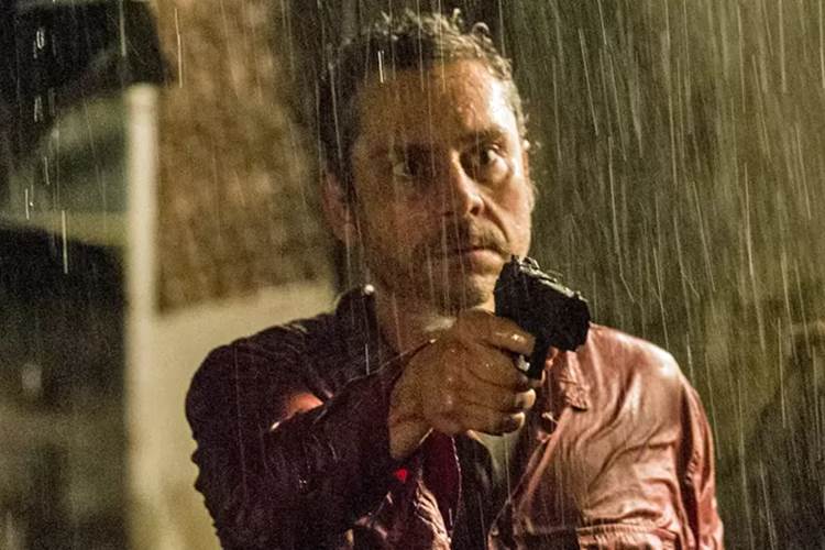 Romero faz descoberta e fica pronto para atirar