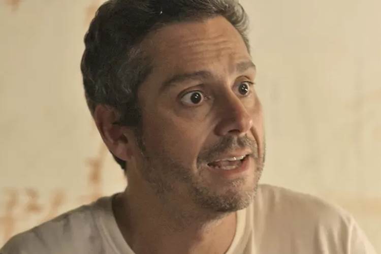 Romero faz proposta tentadora a Kiki