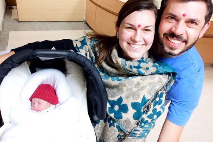 Filho de Adriana Garambone foi gerado por barriga de aluguel no Nepal