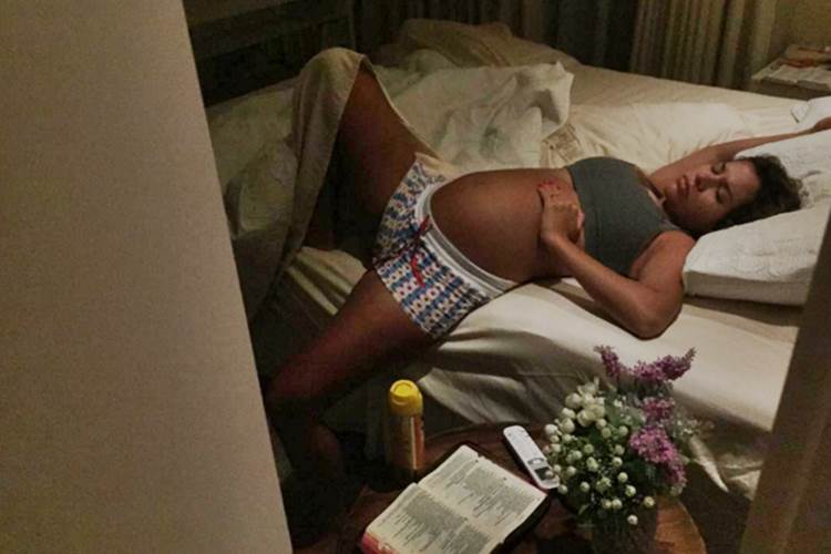 Ex-BBB Rodrigão posta foto de Adriana dormindo exibindo a barriguinha