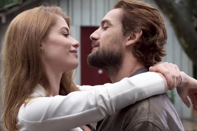 Além do Tempo - Livia diz que quer ficar para sempre com Felipe TV Globo/Reprodução