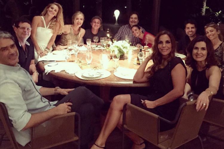 Angélica e Luciano Huck jantam com amigos famosos