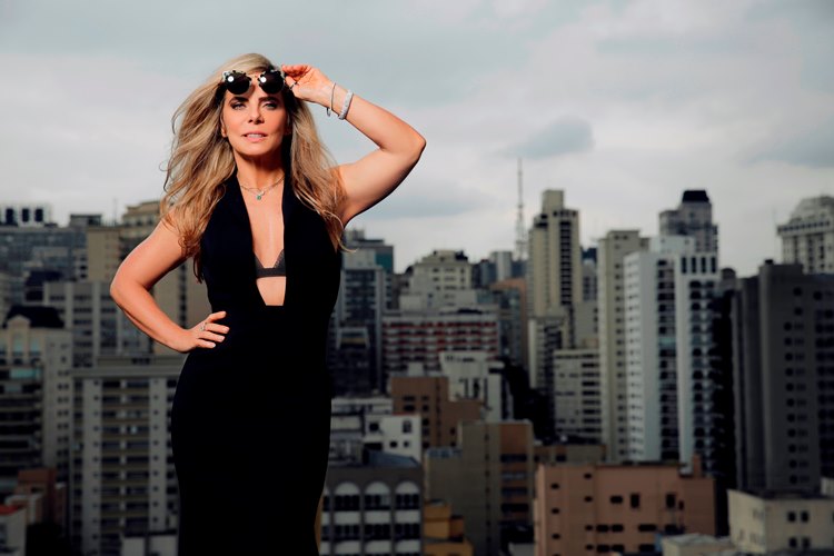 Bruna Lombardi posa para ensaio de moda