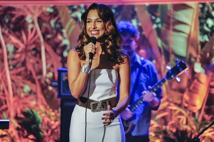 Camila Pitanga canta Maria Bethânia no palco de Jô Soares