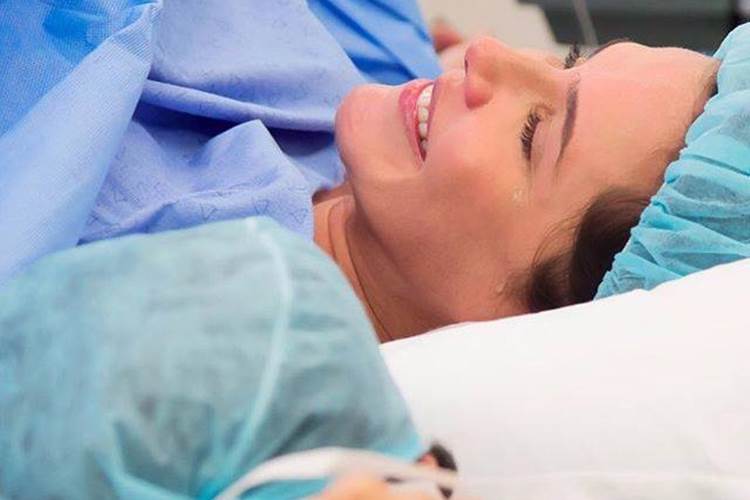 Deborah Secco posta foto durante o nascimento da filha