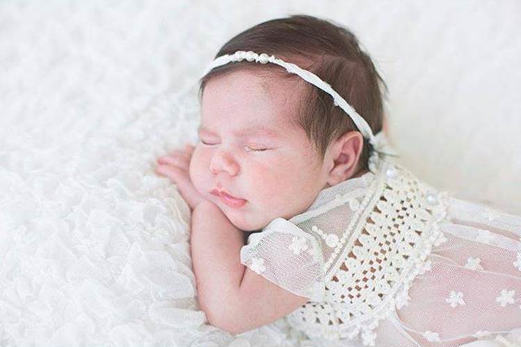 Deborah Secco posta foto da filha