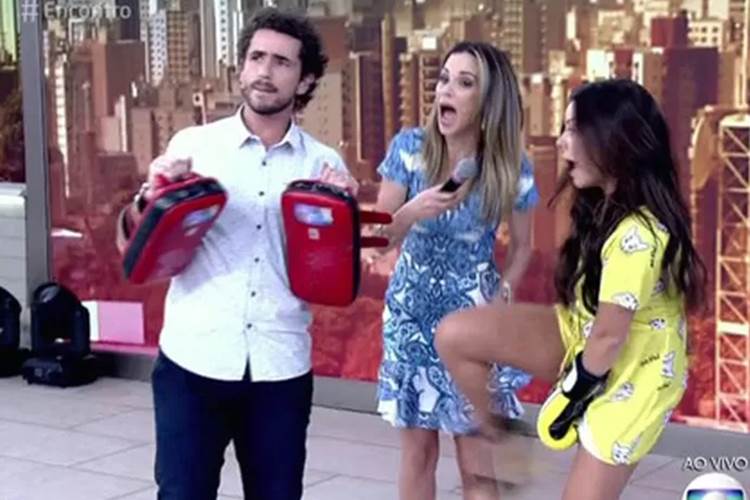 Fernanda Souza acerta chute em Ana Furtado
