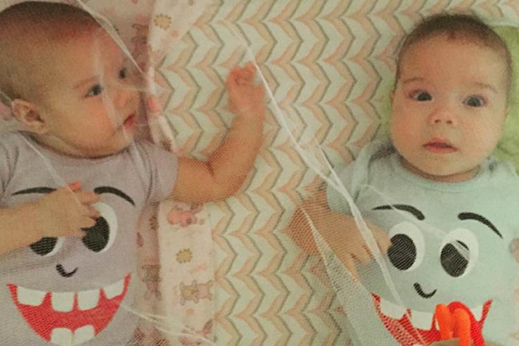 Luana Piovani mostra filhos gêmeos pela primeira vez
