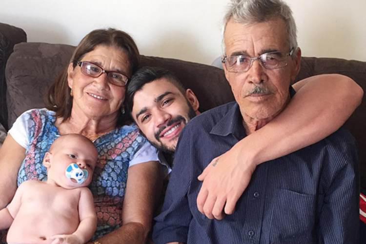 Gusttavo Lima com os pais e o sobrinho Reprodução/Instagram/gusttavolima