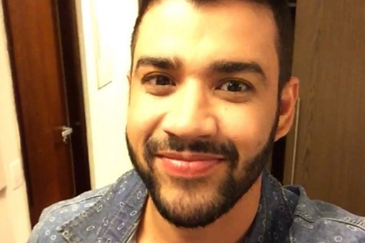 Gusttavo Lima barra equipe de TV em show