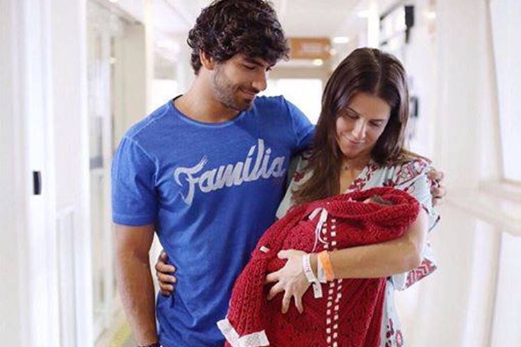 Deborah Secco deixa maternidade com a filha no colo