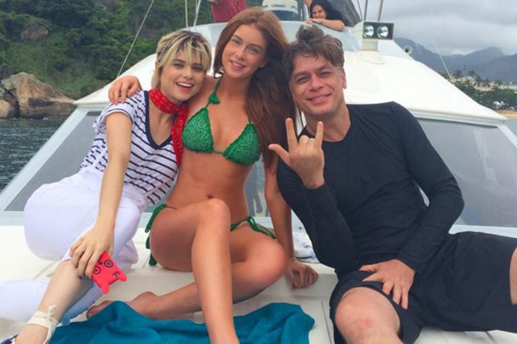Marina Ruy Barbosa recebe elogios em foto de biquíni