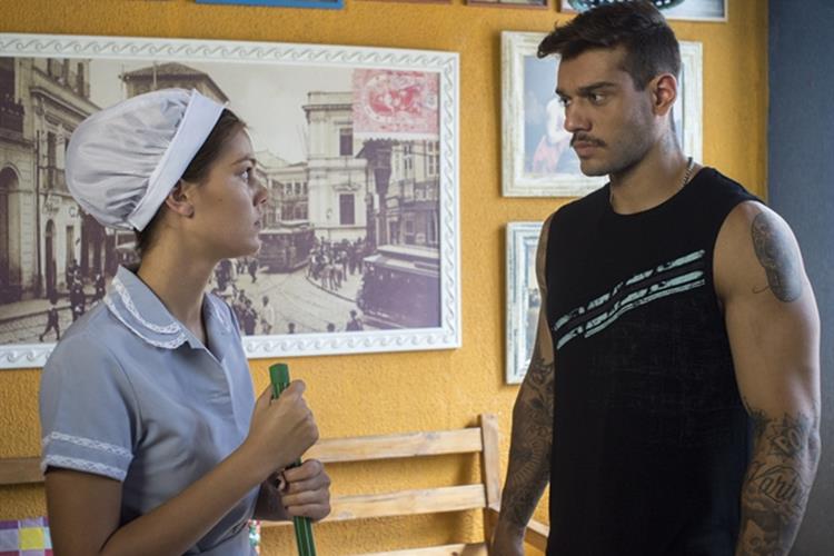 Alina começa a trabalhar no hostel