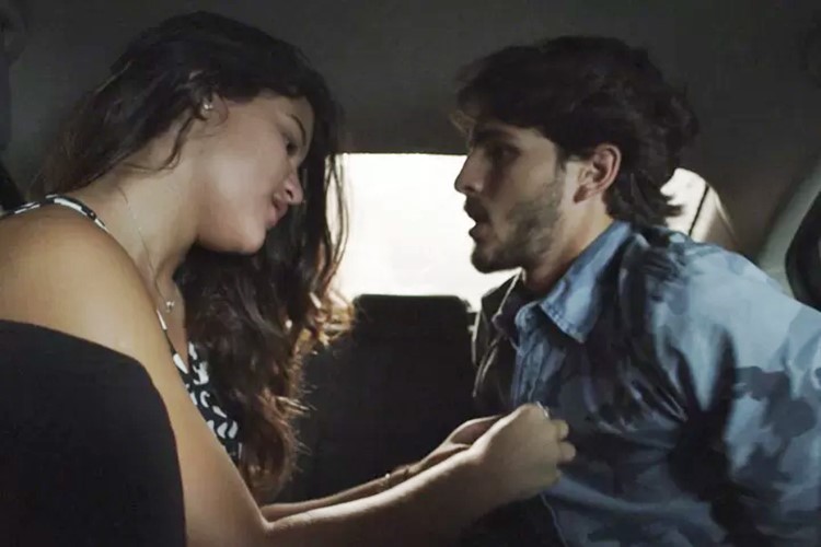 Clima esquenta entre Lívia e Roger