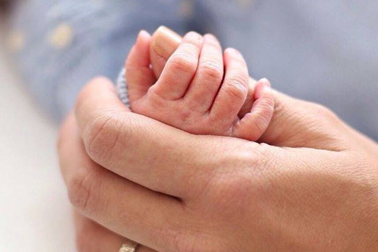 Deborah Secco posta foto da maõzinha da filha