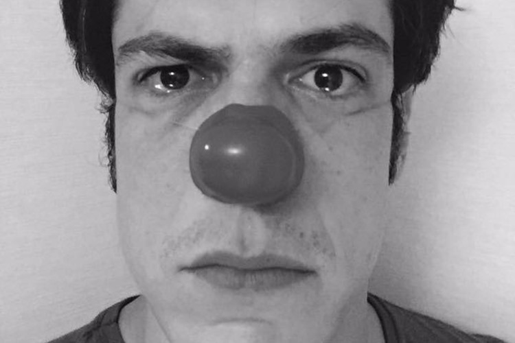 Emocionado, Mateus Solano usa nariz de palhaço em protesto contra poluição do Rio Doce