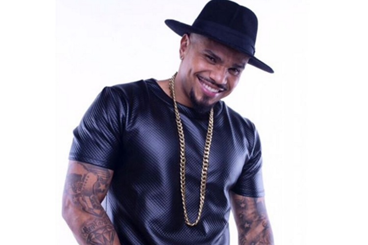 Cantor Naldo afirma que ajuda o pai