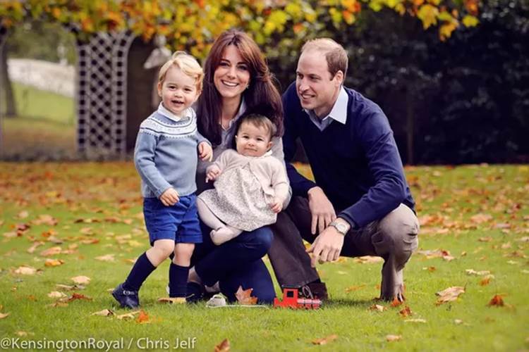 Kate Middleton e Príncipe William posam com os filhos