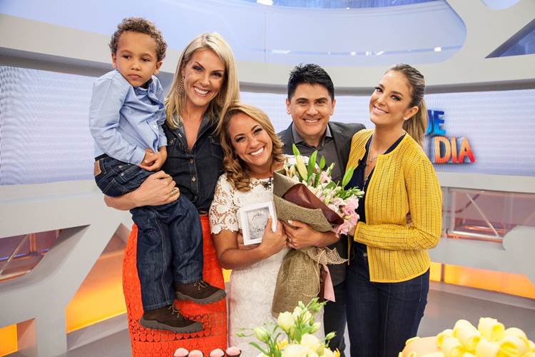 Renata Alves comemora aniversário no palco do Hoje em Dia Edu Moraes/Record