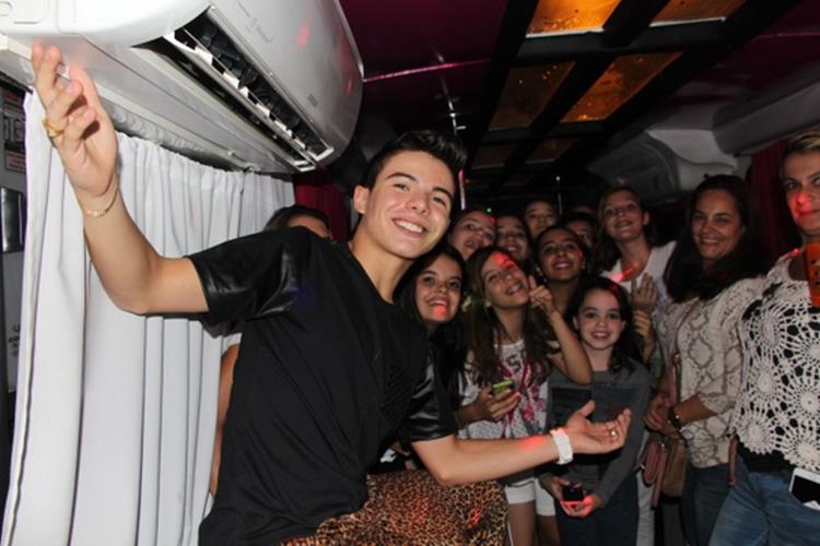 Ator de ‘Carrossel’ curte balada com fãs dentro de um ônibus