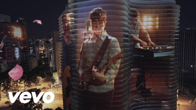 Novo clipe do Skank traz cenas da banda projetadas em prédios de Belo Horizonte