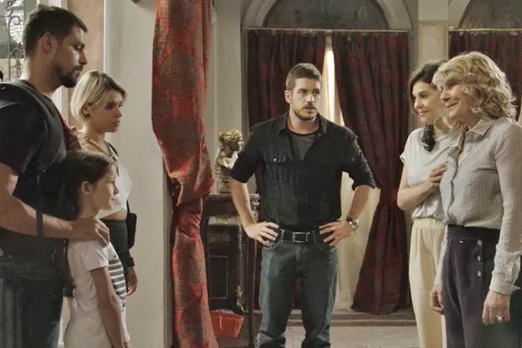 A Regra do Jogo - Belisa e Dante chegam a mansao dos Stewart com Juliano e Aninha TV Globo/Reprodução