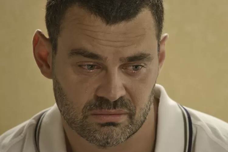 A Regra do Jogo - Cesar sofre ao relembrar o passado TV Globo/Reprodução