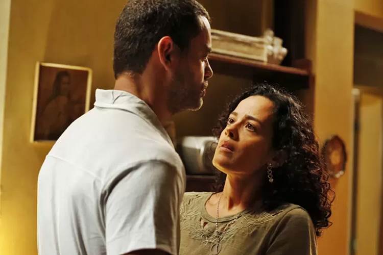 A Regra do Jogo - Domingas se desespera ao saber que seu amado vai partir Ellen Soares / Gshow/Reprodução