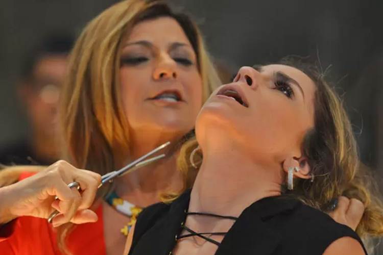 A Regra do Jogo - Inimiga corta o cabelo de Atena Pedro Carrilho/Gshow/Reprodução