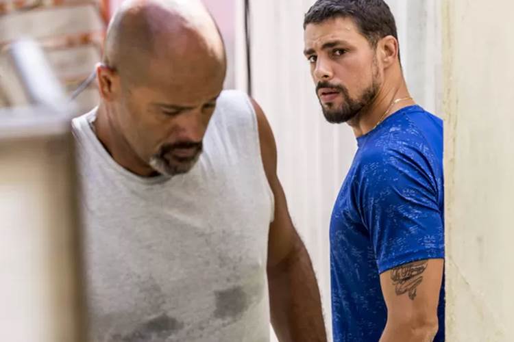 A Regra do Jogo - Juliano fica intrigado Ellen Soares/ Gshow/Reprodução