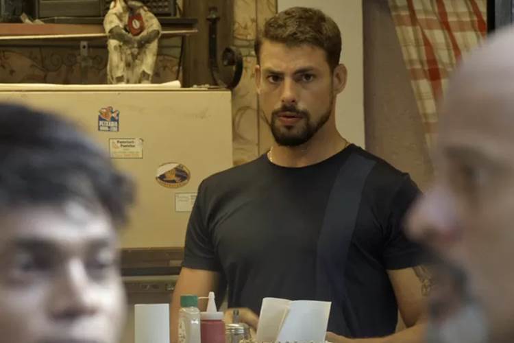 A Regra do Jogo - Juliano observa bandidos TV Globo/Reprodução