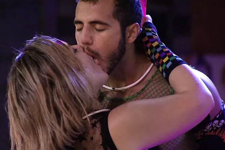 BBB16 - Cacau e Matheus se beijam TV Globo/Reprodução